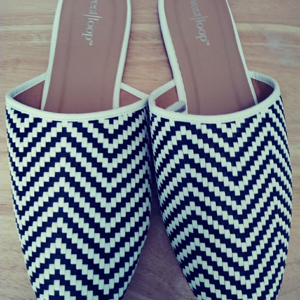 Black and White Summer Loafers Size L (9/10)0